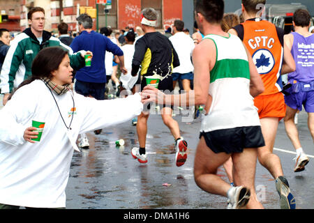 Nov. 3, 2002 - Ny, NY, Stati Uniti d'America - 11/03/02 New York partecipanti alla Maratona di New York a mile 10 su Bedford ave a Brooklyn. Acqua kids haning fuori dei liquidi racers.( Neil Schneider). NEIL SCHNEIDER/ IN Â©2002.K27043NS(Immagine di credito: © Globo foto/ZUMAPRESS.com) Foto Stock