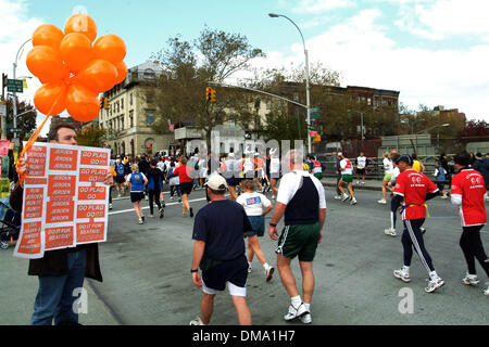 Nov. 3, 2002 - Ny, NY, Stati Uniti d'America - 11/03/02 New York partecipanti alla Maratona di New York a mile 10 su Bedford ave in Brooklyn.( Neil Schneider). NEIL SCHNEIDER/ IN Â©2002.K27043NS(Immagine di credito: © Globo foto/ZUMAPRESS.com) Foto Stock