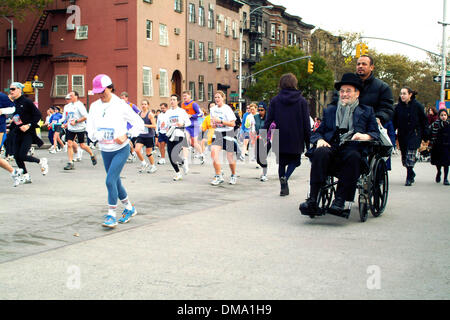 Nov. 3, 2002 - Ny, NY, Stati Uniti d'America - 11/03/02 New York partecipanti alla Maratona di New York a mile 10 su Bedford ave in Brooklyn.( Neil Schneider). NEIL SCHNEIDER/ IN Â©2002.K27043NS(Immagine di credito: © Globo foto/ZUMAPRESS.com) Foto Stock