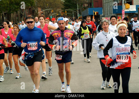 Nov. 3, 2002 - Ny, NY, Stati Uniti d'America - 11/03/02 New York partecipanti alla Maratona di New York a mile 10 su Bedford ave in Brooklyn.( Neil Schneider). NEIL SCHNEIDER/ IN Â©2002.K27043NS(Immagine di credito: © Globo foto/ZUMAPRESS.com) Foto Stock