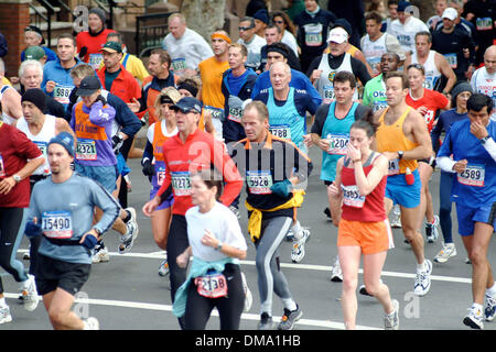 Nov. 3, 2002 - Ny, NY, Stati Uniti d'America - 11/03/02 New York partecipanti alla Maratona di New York a mile 10 su Bedford ave in Brooklyn.( Neil Schneider). NEIL SCHNEIDER/ IN Â©2002.K27043NS(Immagine di credito: © Globo foto/ZUMAPRESS.com) Foto Stock