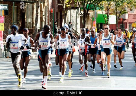 Nov. 3, 2002 - Ny, NY, Stati Uniti d'America - 11/03/02 New York partecipanti alla Maratona di New York a mile 10 su Bedford ave in Brooklyn.( Neil Schneider). NEIL SCHNEIDER/ IN Â©2002.K27043NS(Immagine di credito: © Globo foto/ZUMAPRESS.com) Foto Stock