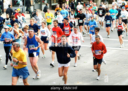 Nov. 3, 2002 - Ny, NY, Stati Uniti d'America - 11/03/02 New York partecipanti alla Maratona di New York a mile 10 su Bedford ave in Brooklyn.( Neil Schneider). NEIL SCHNEIDER/ IN Â©2002.K27043NS(Immagine di credito: © Globo foto/ZUMAPRESS.com) Foto Stock