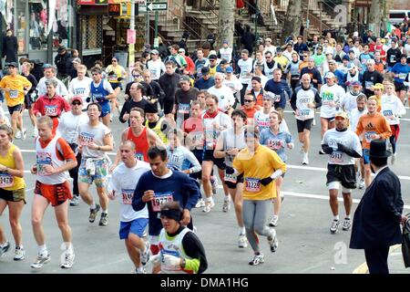 Nov. 3, 2002 - Ny, NY, Stati Uniti d'America - 11/03/02 New York partecipanti alla Maratona di New York a mile 10 su Bedford ave in Brooklyn.( Neil Schneider). NEIL SCHNEIDER/ IN Â©2002.K27043NS(Immagine di credito: © Globo foto/ZUMAPRESS.com) Foto Stock