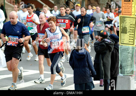 Nov. 3, 2002 - Ny, NY, Stati Uniti d'America - 11/03/02 New York partecipanti alla Maratona di New York a mile 10 su Bedford ave in Brooklyn.( Neil Schneider). NEIL SCHNEIDER/ IN Â©2002.K27043NS(Immagine di credito: © Globo foto/ZUMAPRESS.com) Foto Stock