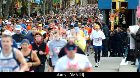 Nov. 3, 2002 - Ny, NY, Stati Uniti d'America - 11/03/02 New York migliaia di partecipanti alla Maratona di New York a mile 10 su Bedford ave in Brooklyn.( Neil Schneider). NEIL SCHNEIDER/ IN Â©2002.K27043NS(Immagine di credito: © Globo foto/ZUMAPRESS.com) Foto Stock