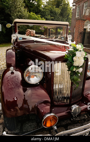 Sposa e lo sposo in vintage open top auto. Foto Stock