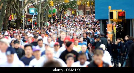 Nov. 3, 2002 - Ny, NY, Stati Uniti d'America - 11/03/02 New York migliaia di partecipanti alla Maratona di New York a mile 10 su Bedford ave in Brooklyn.( Neil Schneider). NEIL SCHNEIDER/ IN Â©2002.K27043NS(Immagine di credito: © Globo foto/ZUMAPRESS.com) Foto Stock