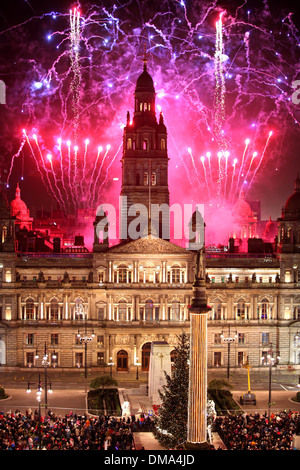 Fuochi d'artificio sopra il Palazzo del Popolo e giardini invernali nel verde di Glasgow, Scozia Foto Stock