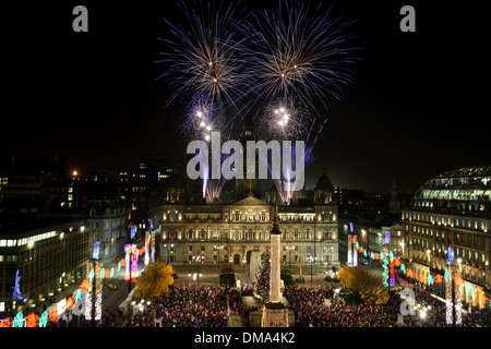 Fuochi d'artificio sopra il Palazzo del Popolo e giardini invernali nel verde di Glasgow, Scozia Foto Stock