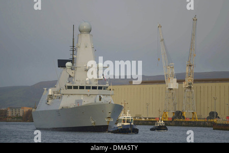 Il Glasgow-costruito HMS Defender ritorna alla sua casa di città di Glasgow per la prima volta in assoluto. Foto Stock