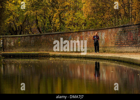 Autunno da uno dei canali di Birmingham, Inghilterra Foto Stock