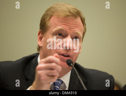 28 ott 2009 - Washington, Distretto di Columbia, Stati Uniti d'America - National Football League il commissario ROGER GOODELL testimonia davanti alla casa Comitato Giudiziario audizione su "Questioni legali relative al calcio ferite alla testa' sulla Capitol Hill. (Credito Immagine: © Richard Clemente/ZUMA Press) Foto Stock