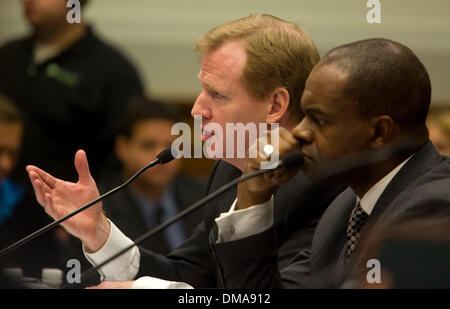 28 ott 2009 - Washington, Distretto di Columbia, Stati Uniti d'America - National Football League il commissario ROGER GOODELL (L) e DEMAURICE Smith, Direttore esecutivo della NFL Players Association, testimoniare davanti la casa Comitato Giudiziario audizione su "Questioni legali relative al calcio ferite alla testa' sulla Capitol Hill. (Credito Immagine: © Richard Clemente/ZUMA Press) Foto Stock