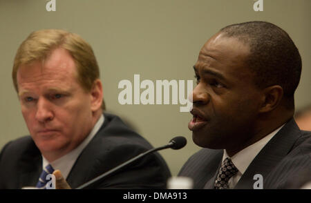 28 ott 2009 - Washington, Distretto di Columbia, Stati Uniti d'America - National Football League il commissario ROGER GOODELL (L) e DEMAURICE Smith, Direttore esecutivo della NFL Players Association, testimoniare davanti la casa Comitato Giudiziario audizione su "Questioni legali relative al calcio ferite alla testa' sulla Capitol Hill. (Credito Immagine: © Richard Clemente/ZUMA Press) Foto Stock