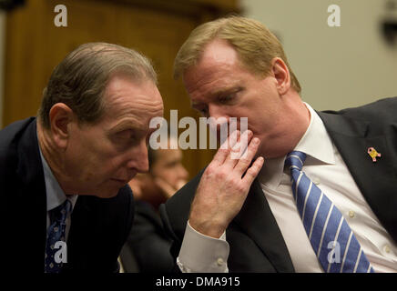 28 ott 2009 - Washington, Distretto di Columbia, Stati Uniti d'America - National Football League il commissario ROGER GOODELL testimonia davanti alla casa Comitato Giudiziario audizione su "Questioni legali relative al calcio ferite alla testa' sulla Capitol Hill. (Credito Immagine: © Richard Clemente/ZUMA Press) Foto Stock