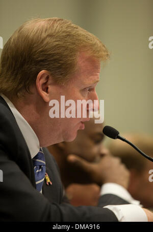 28 ott 2009 - Washington, Distretto di Columbia, Stati Uniti d'America - National Football League il commissario ROGER GOODELL testimonia davanti alla casa Comitato Giudiziario audizione su "Questioni legali relative al calcio ferite alla testa' sulla Capitol Hill. (Credito Immagine: © Richard Clemente/ZUMA Press) Foto Stock