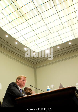 28 ott 2009 - Washington, Distretto di Columbia, Stati Uniti d'America - National Football League il commissario ROGER GOODELL (L) e DEMAURICE Smith, Direttore esecutivo della NFL Players Association, testimoniare davanti la casa Comitato Giudiziario audizione su "Questioni legali relative al calcio ferite alla testa' sulla Capitol Hill. (Credito Immagine: © Richard Clemente/ZUMA Press) Foto Stock