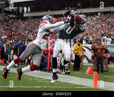 Nov 01, 2009 - Philadelphia, Pennsylvania, Stati Uniti d'America - Eagles WR DESEAN JACKSON (#10) non è in grado di catturare questo DONOVAN MCNABB pass in endzone durante gli Eagles 40 - 17 conquistare i giganti al Lincoln Financial Field. (Credito Immagine: © Jay Gorodetzer/ZUMA Premere) Restrizioni: ©Jay Gorodetzer 2009 E-mail: JayGorodetzer@comcast.net Foto Stock