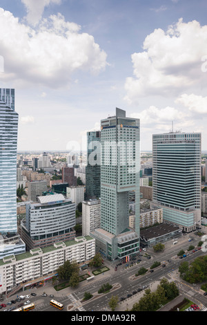 La città di Varsavia, Varsavia, Polonia. Architetto: vari, 2013. Vista in elevazione di edifici ad alta nel quartiere finanziario. Foto Stock