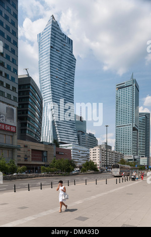 La città di Varsavia, Varsavia, Polonia. Architetto: vari, 2013. Vista città con Libeskind iconici Zlota 44 torre. Foto Stock