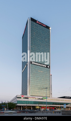 La città di Varsavia, Varsavia, Polonia. Architetto: vari, 2013. Marriott Hotel tower. Foto Stock