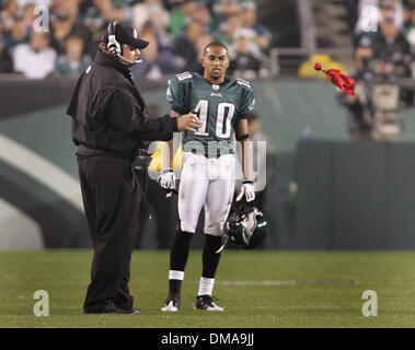 Nov 08, 2009 - Philadelphia, Pennsylvania, Stati Uniti d'America - Come Philadelphia Eagles WR DESEAN JACKSON orologi, aquile head coach Andy REID getta la bandiera rossa per contestare una prima sentenza verso il basso contro la sua squadra durante il terzo trimestre della Eagles 20-16 perdita di Dallas Cowboys a Lincoln Financial Field. (Credito Immagine: © Jay Gorodetzer/ZUMA Press) Foto Stock