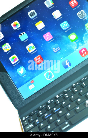 London, Regno Unito - 1 Novembre 2013: Apple Inc. rilascia il nuovo iPad aria, la quinta generazione di iPad computer tablet. Foto Stock