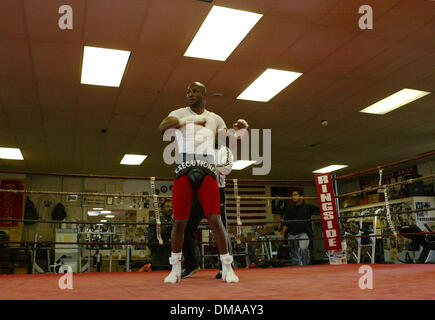 Novembre 17, 2009 - Parte superiore Darby, Pennsylvania, Stati Uniti - Philadelphia fighter BERNARD 'Il carnefice' HOPKINS a una sessione di formazione. Hopkins sarà lotta Enrique Ornelas a Philadelphia il 2 dicembre 2009. (Credito Immagine: © Jay Gorodetzer/ZUMA Press) Foto Stock