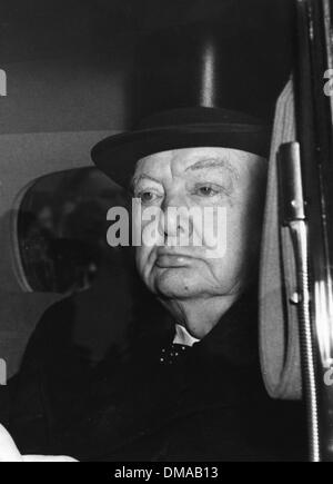 Gen. 10, 1959 - Londra, Inghilterra, Regno Unito - SIR WINSTON CHURCHILL (1874-1965) fu un uomo politico britannico e statista che ha servito come Primo Ministro del Regno Unito. Nella foto: Churchill sul suo modo a Buckingham Palace per vedere la regina. Egli è uno dei Queen e consulenti. (Credito Immagine: © Keystone Pictures USA) Foto Stock