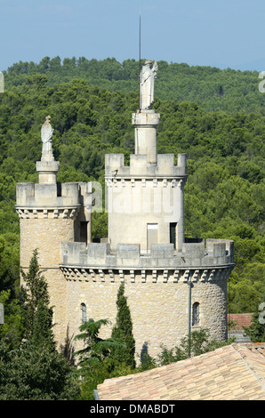 A corona di torri gotiche all Abbazia di Frigolet o Abbaye de St-Michel de Frigolet nelle vicinanze del Tarascon Montagnette Provence Francia Foto Stock