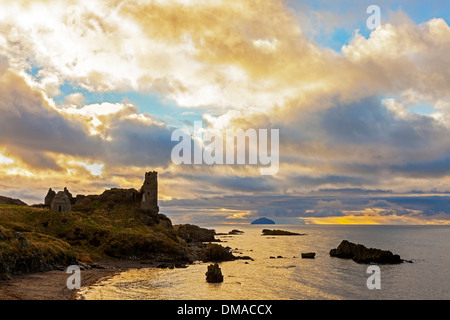 Castello Dunure al tramonto affacciato sul Firth of Clyde con l'isola di Ailsa Craig, Foto Stock