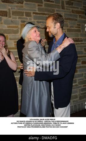 Luglio 11, 2001 - UTA HAGEN, David Hyde Pierce.SEI LESSINS DANZA IN SEI SETTIMANE - speciale spettacolo gala.ATTORI FUND OF AMERICA FUNDRAISER-MEMORIAL OMAGGIO A JACK LEMMON.GEFFEN PLAYHOUSE, Westwood, CA 7/10/2001. NINA PROMMER/ 2001 K22320NP(Immagine di credito: © Globo foto/ZUMAPRESS.com) Foto Stock