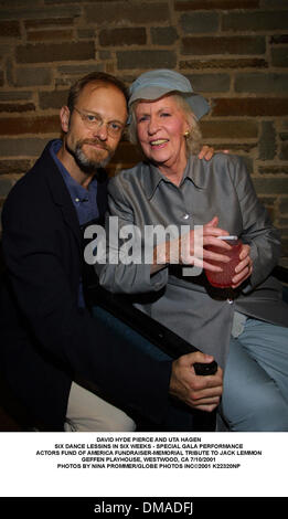 Luglio 11, 2001 - DAVID Hyde Pierce e UTA HAGEN.SEI LESSINS DANZA IN SEI SETTIMANE - speciale spettacolo gala.ATTORI FUND OF AMERICA FUNDRAISER-MEMORIAL OMAGGIO A JACK LEMMON.GEFFEN PLAYHOUSE, Westwood, CA 7/10/2001. NINA PROMMER/ 2001 K22320NP(Immagine di credito: © Globo foto/ZUMAPRESS.com) Foto Stock