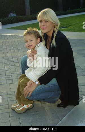 Dicembre 9, 2001 - Hollywood, CALIFORNIA, STATI UNITI D'AMERICA - GENA LEE NOLIN E SUO FIGLIO SPENCER.JIMMY NEUTRON : BOY GENIUS - WORLD PREMIERE.Paramount Studios di Hollywood, CA.09 DICEMBRE 2001. NINA PROMMER/ 2001 K23590NP (D)(Immagine di credito: © Globo foto/ZUMAPRESS.com) Foto Stock