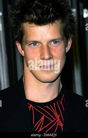 Il 12 marzo, 2002 - Hollywood, CALIFORNIA, STATI UNITI D'AMERICA - ERIC MABIUS.."residente male'.PREMIERE, MANN CHINETTE THEATRE, Hollywood, CA.marzo 12, 2002. NINA PROMMER/ 2002 .K24374NP.(Immagine di credito: © Globo foto/ZUMAPRESS.com) Foto Stock