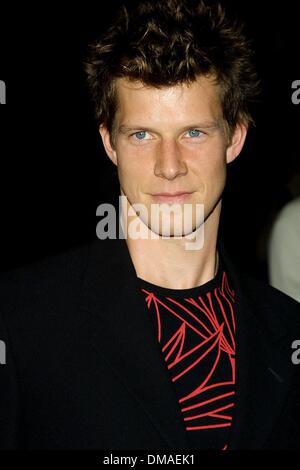 Il 12 marzo, 2002 - Hollywood, CALIFORNIA, STATI UNITI D'AMERICA - ERIC MABIUS.."residente male'.PREMIERE, MANN CHINETTE THEATRE, Hollywood, CA.marzo 12, 2002. NINA PROMMER/ 2002 .K24374NP.(Immagine di credito: © Globo foto/ZUMAPRESS.com) Foto Stock