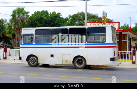 Il vecchio bus pubblico a Varadero, Cuba Foto Stock