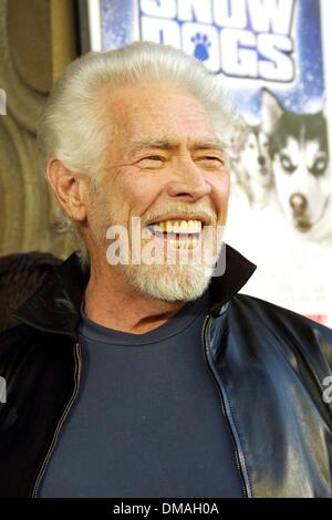 Nov. 18, 2002 - Hollywood, CALIFORNIA, STATI UNITI D'AMERICA - K27260.James Coburn .muore di un attacco di cuore.novembre 18, 2002..Qui egli è alla premiere di .'SNOW CANI'.13 GENNAIO 2002 .El Capitan theater, Los Angeles, CA. NINA PROMMER/ 2002 K27260NP(Immagine di credito: © Globo foto/ZUMAPRESS.com) Foto Stock