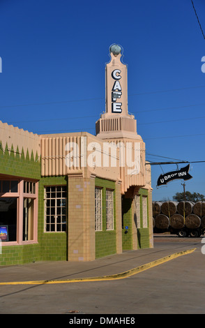 U Drop Inn, Shamrock Texas. Route 66 Art Deco icona torre Conoco e caduta di U Cafe Foto Stock