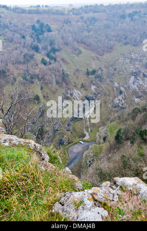 Vista dal Cheddar Gorge, Somerset, giù per la strada Foto Stock