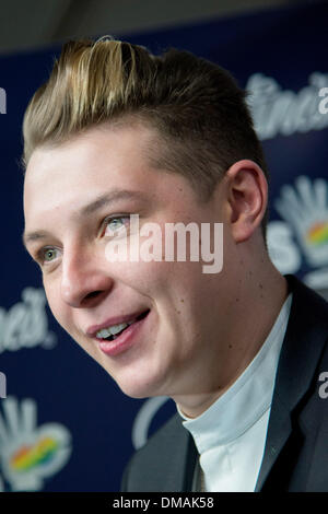 Madrid, Spagna. 12 Dic, 2013. John Newman pone durante il photocall nel '40 Principales Awards 2013" a Madrid, Spagna, giovedì 12 dicembre 2013.Foto: Oscar Gonzalez/NurPhoto Credito: Oscar Gonzalez/NurPhoto/ZUMAPRESS.com/Alamy Live News Foto Stock