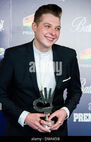Madrid, Spagna. 12 Dic, 2013. John Newman pone durante il photocall nel '40 Principales Awards 2013" a Madrid, Spagna, giovedì 12 dicembre 2013.Foto: Oscar Gonzalez/NurPhoto Credito: Oscar Gonzalez/NurPhoto/ZUMAPRESS.com/Alamy Live News Foto Stock