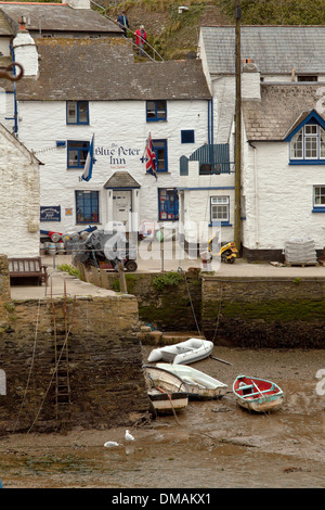 Il Blue Peter Inn, costruito in scogliera dalla banchina esterna, Polperro, Cornwall, Regno Unito Foto Stock