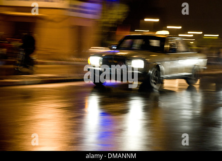 Il traffico a notte nel centro di Marrakech, Marocco, Africa Foto Stock