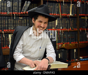 Nigun studente da Israele, studiare il Talmud presso la sede Lubavitch in Crown Heights, Brooklyn, New York Foto Stock