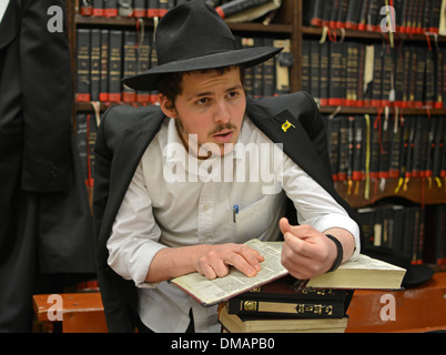 Nigun studente da Israele, studiare il Talmud presso la sede Lubavitch in Crown Heights, Brooklyn, New York Foto Stock