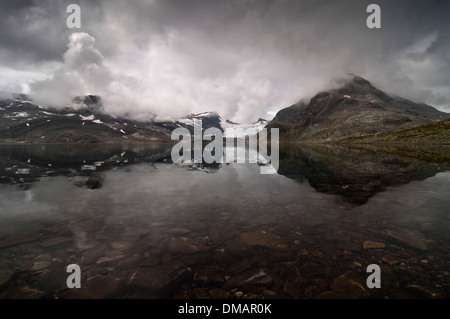 Il paesaggio è riflessa nel lago, parco nazionale di Jotunheimen, Norvegia Foto Stock