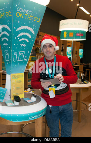 Liverpool, Merseyside, Regno Unito. 13 dicembre, 2013. Louie Payton, 20 in 4EE Mobile Phone Shop su Santa ponticello giorno il personale a sostegno di Macmillan 'Usura il tuo Natale ponticello giorno". La campagna è stata in associazione con succo FM e contribuito a raccogliere fondi di vitale importanza per quelle persone che vivono con il cancro nel Merseyside area. Il centro della città in scena un 'usura un ponticello di Natale' dell'evento per il lancio di un mese lungo la campagna per creare il più grande del mondo online photo album di persone che indossano i ponticelli di Natale. Credito: Mar fotografico/Alamy Live News Foto Stock