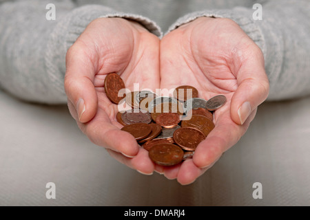 Primo piano di uomo persona mani che tengono il denaro inglese cambio moneta monete penny penny penny Inghilterra Regno Unito Gran Bretagna Gran Bretagna Foto Stock